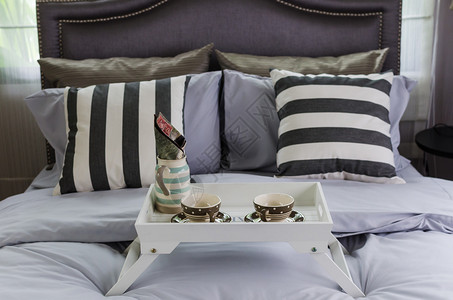 床上茶具的木制白色托盘图片
