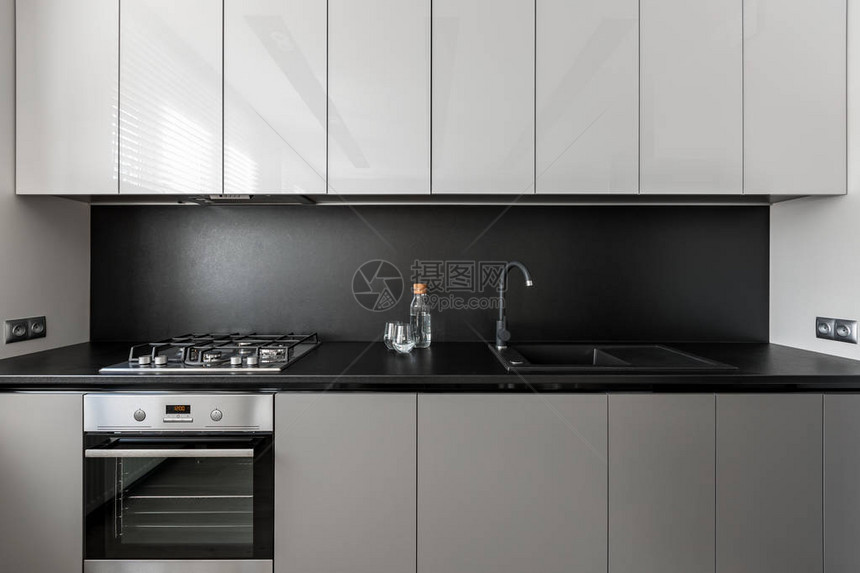 现代厨房设备黑白黑图片