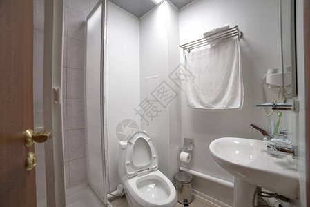 酒店浴室内的淋浴和白色马桶图片