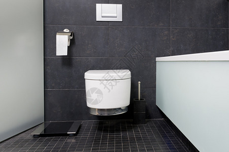 黑白浴室中的现代水库图片