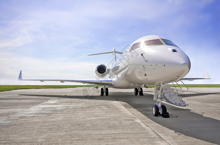 商务航班的豪华私人喷气式飞机侧视图BombardierGlobalE背景图片