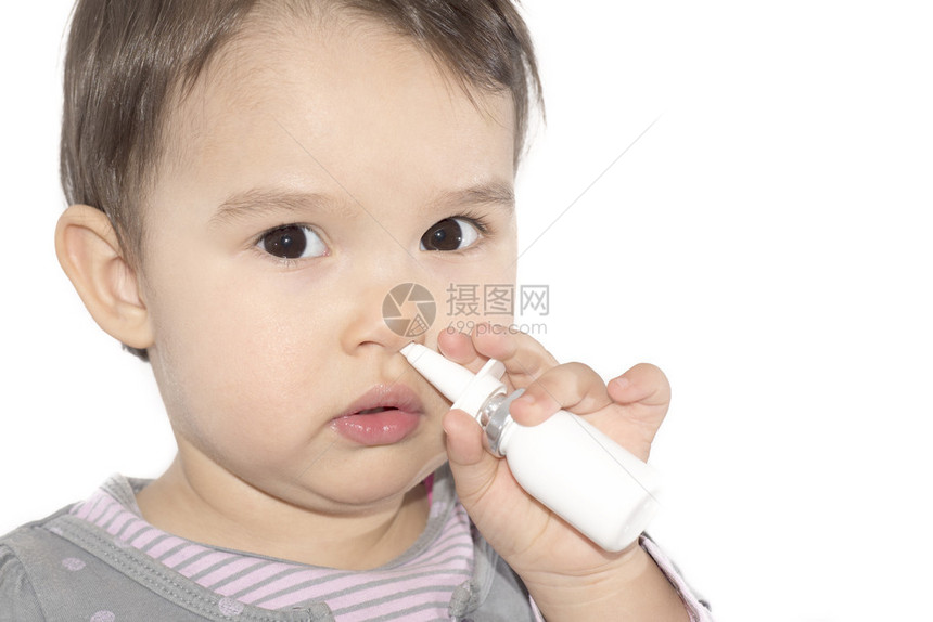 使用鼻喷剂的小女孩图片