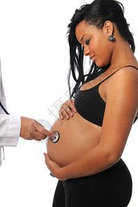 孕妇由一名医生用白切除的听诊器对图片