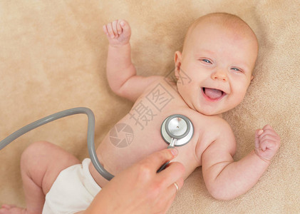 快乐的婴儿在医生图片