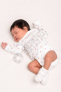 婴儿摇篮和睡着在白边上隔离的袜子中图片