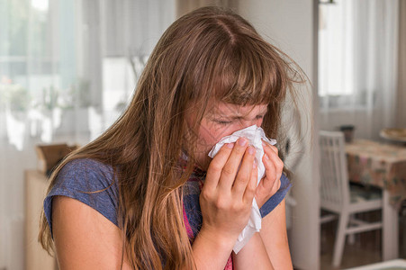 有流感或冒的患病妇女在家里图片