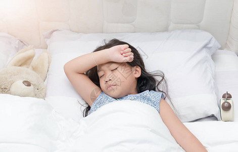 睡房头痛躺下的儿童健康概图片