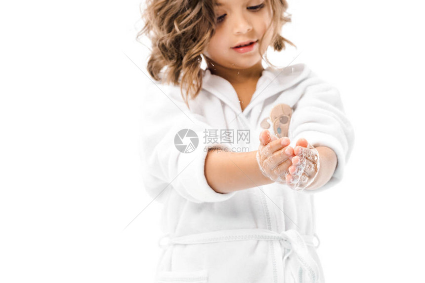 穿浴袍的小孩用白衣服隔图片