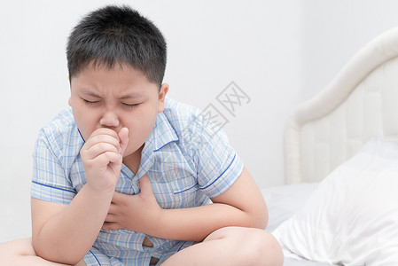患有肥胖病的男孩咳嗽在床上喉咙感图片