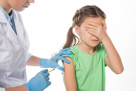 儿科医生注射疫苗给被孤立在白人身图片