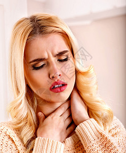 年轻女子感冒和喉咙痛图片