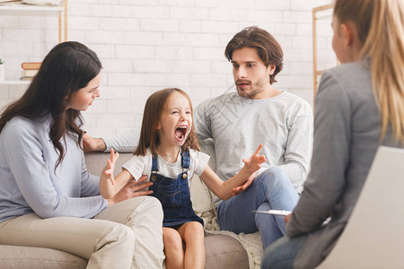 震惊的父母在心理学家咨询时安抚尖叫的小女儿图片