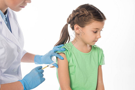 儿科医生注射疫苗给孤立在图片