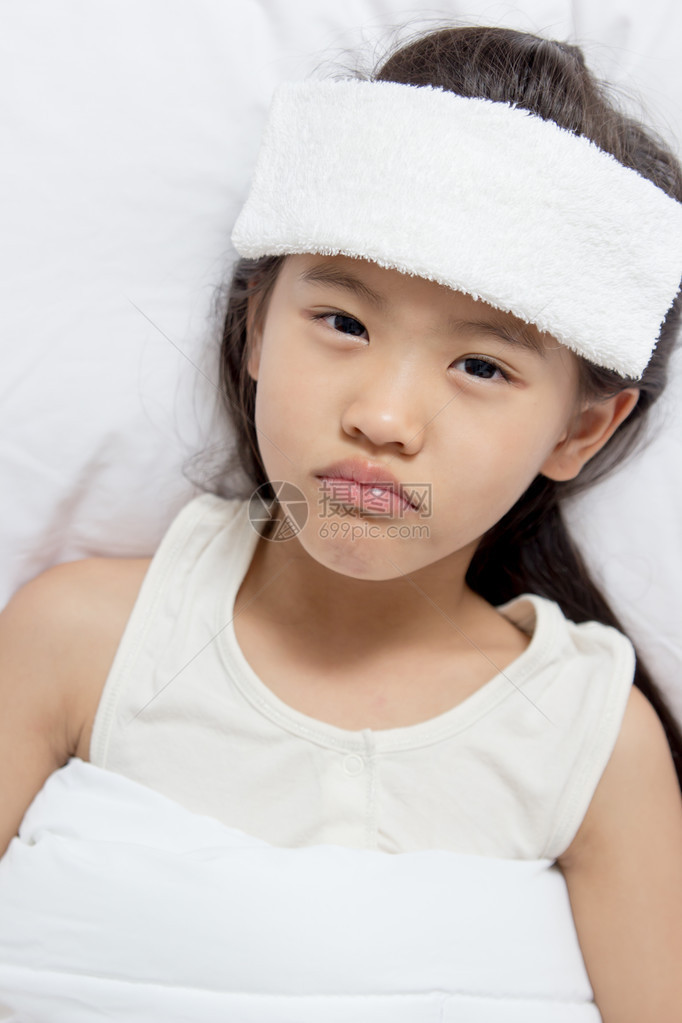 亚洲小孩发烧躺在床上图片
