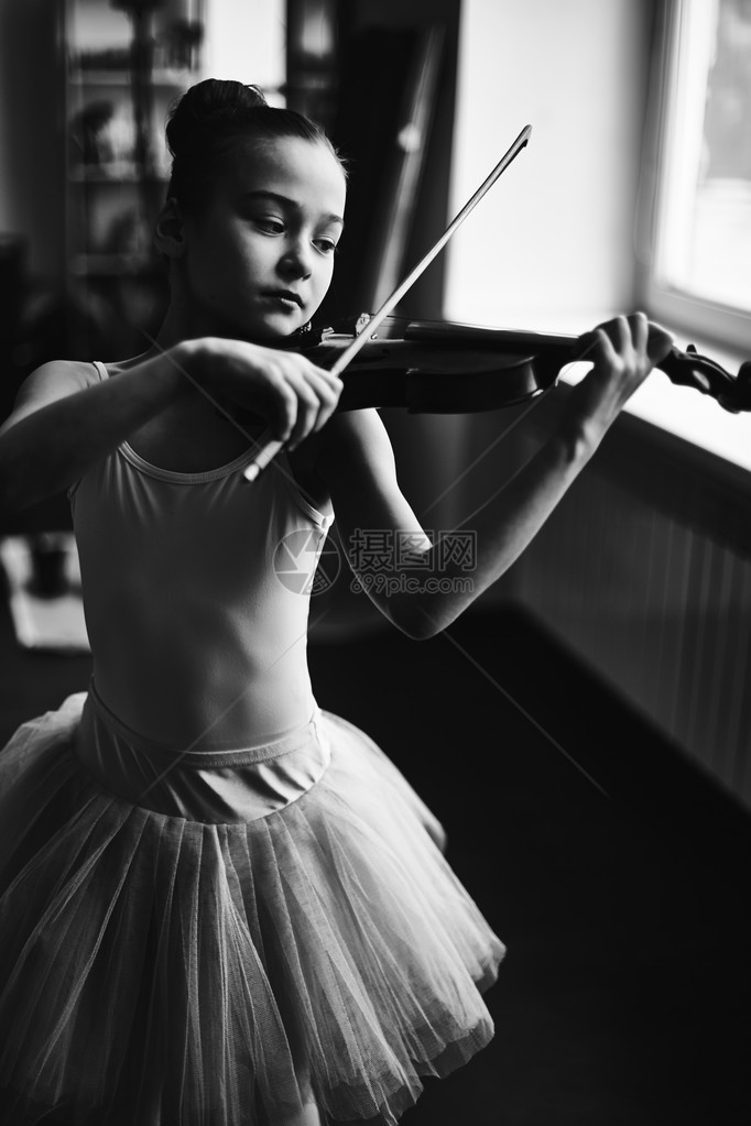 小女孩在塔图拉小提琴图片