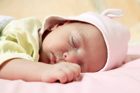 新出生的女婴安静地睡觉图片