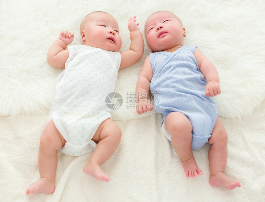 刚出生的双胞胎睡着的婴儿图片