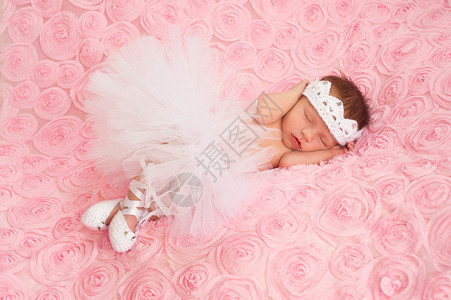新出生的女婴穿着白色长冠芭蕾舞裙和芭蕾鞋图片