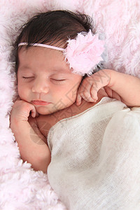 高加索和亚洲遗产的新生女婴睡图片