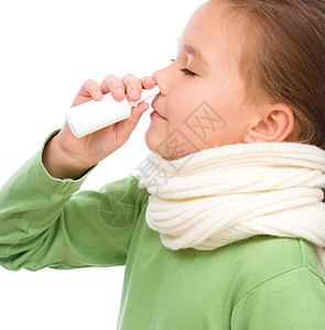 可爱的女孩用鼻喷雾鼻涕孤图片