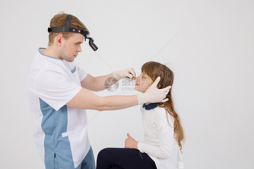 血液学家用鼻腔解压器检查人的鼻图片