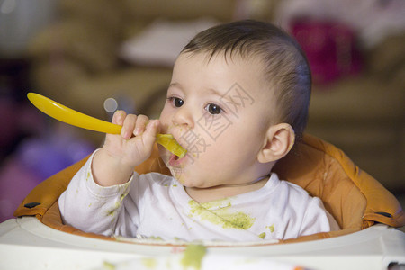 6个月的小可爱婴儿用脏衣服用勺图片