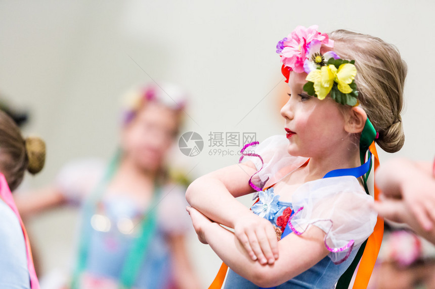 小女孩在俄罗斯服装里跳图片