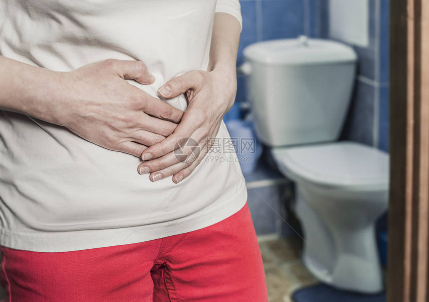 一名妇女将肚子放在马桶旁女孩患有腹泻图片