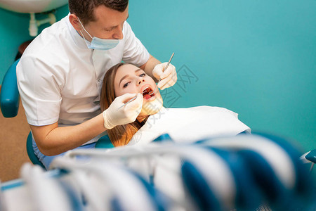 年轻女子去看牙医图片