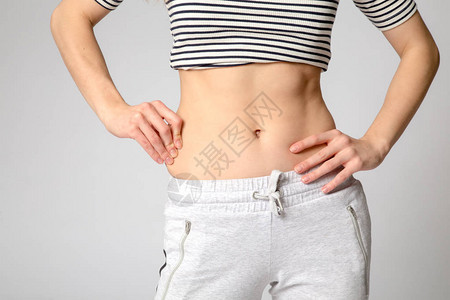 腰部瘦弱的女人的身体健康的图片