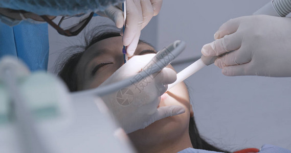 患者在牙科诊所接受牙科治疗图片