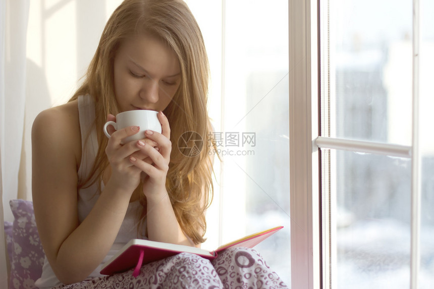 清晨喝茶时女孩靠图片