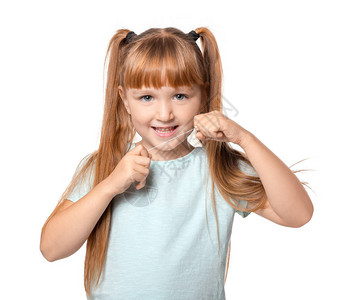 可爱的小女孩用白底牙套在白图片