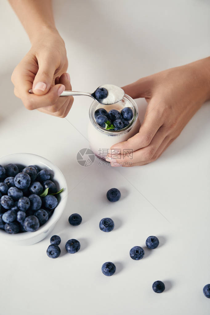 白桌顶早餐用酸奶和新鲜蓝莓做早餐的图片