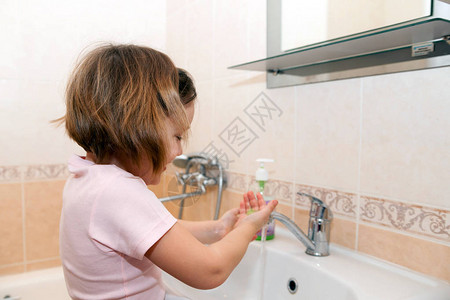 小女孩用肥皂洗手图片