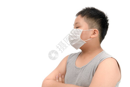 身穿保护面罩以保护污染和白种背景孤立的流感的肥胖子图片