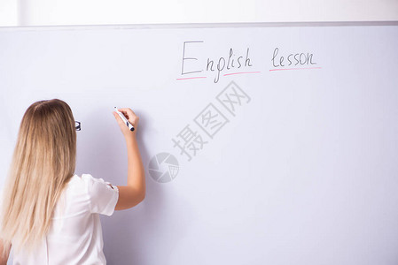 站在黑板前的年轻女英语教师图片