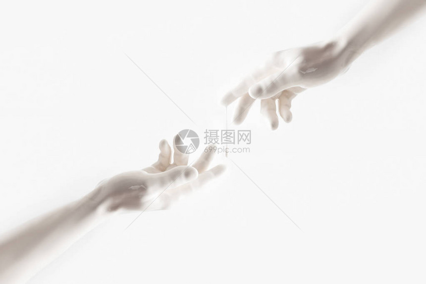 女和男用白手与白手隔绝的双手伸向外伸图片