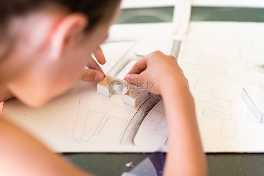 学习儿童建筑设计课程的年轻女孩图片