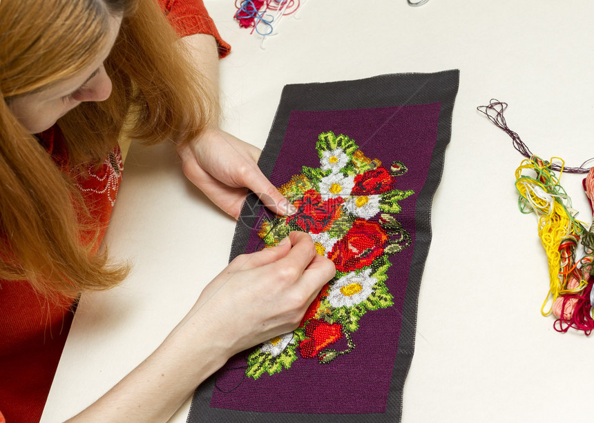妇女刺绣花朵蜜和菊图片