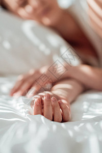 睡在床上的女人的局部视图图片