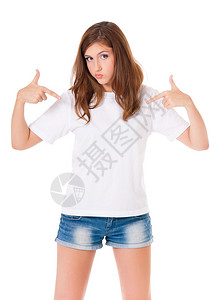 女孩指着白色短袖圆领汗衫在白背景图片