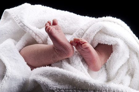 裹着白毛巾的婴儿赤脚图片