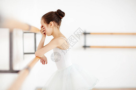 穿着芭蕾礼服的可悲小女孩上课时图片