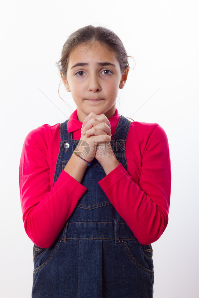 女孩祈祷图片
