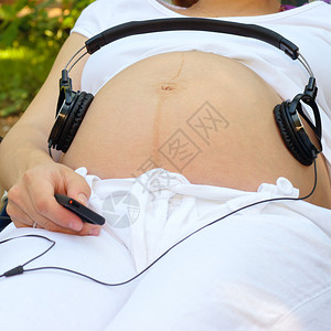 孕妇肚子上的耳机在怀图片