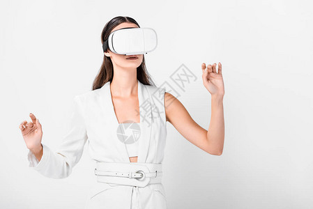 近身的成年女在虚拟现实头盔中出面背景图片