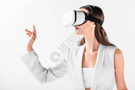 近身的成年女在虚拟现实头盔中出面背景图片