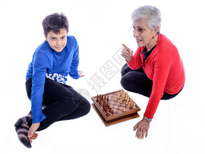 祖母和她的孙子下棋白色背景图片