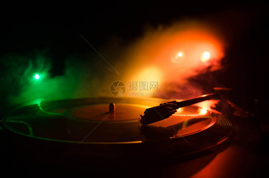 转盘黑胶唱片机唱片骑师的复古音频设备DJ混合和播放音乐的声音技术黑胶唱片在燃烧的火图片